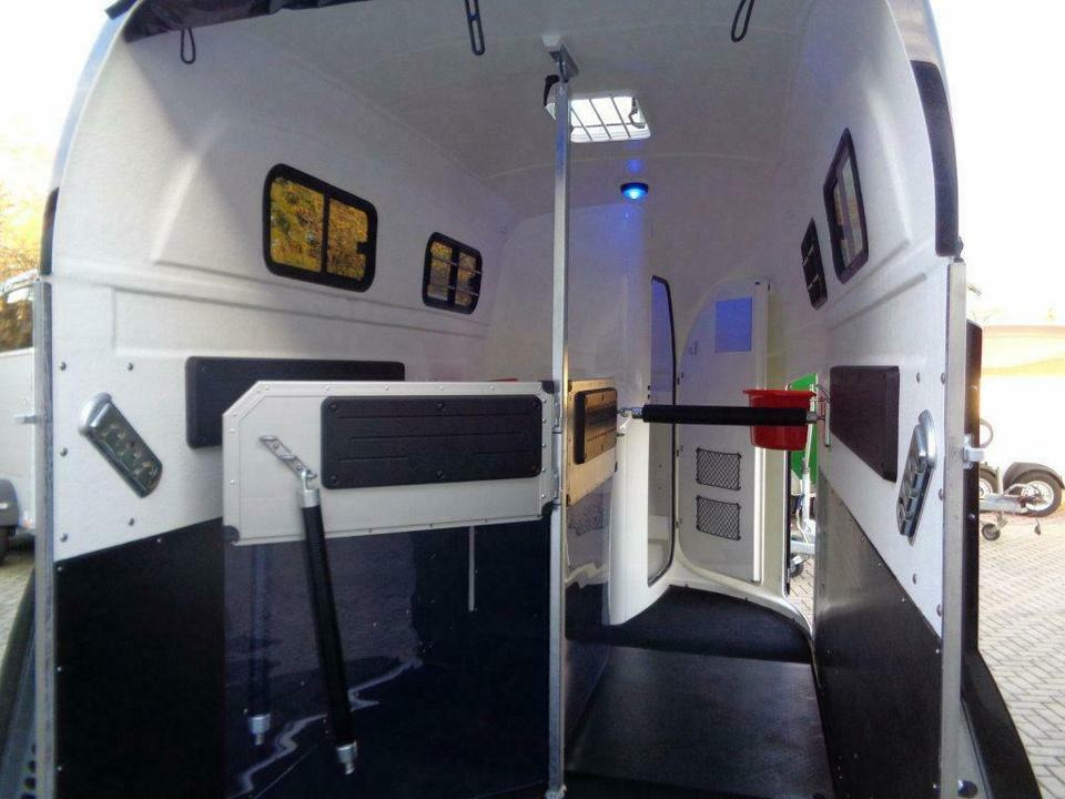 Zirgu piekabe Böckmann, Pferdeanhänger, Grand Master SR, 100 km/h, Videokamera: foto 9 Zirgu piekabe Böckmann, Pferdeanhänger, Grand Master SR, 100 km/h, Videokamera: foto 9