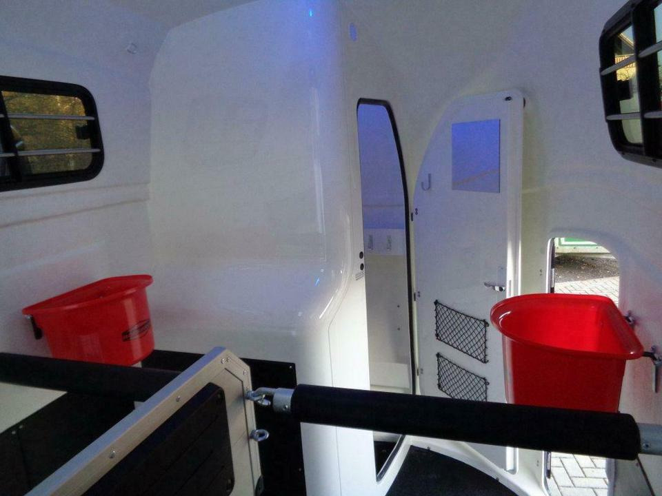 Zirgu piekabe Böckmann, Pferdeanhänger, Grand Master SR, 100 km/h, Videokamera: foto 11 Zirgu piekabe Böckmann, Pferdeanhänger, Grand Master SR, 100 km/h, Videokamera: foto 11