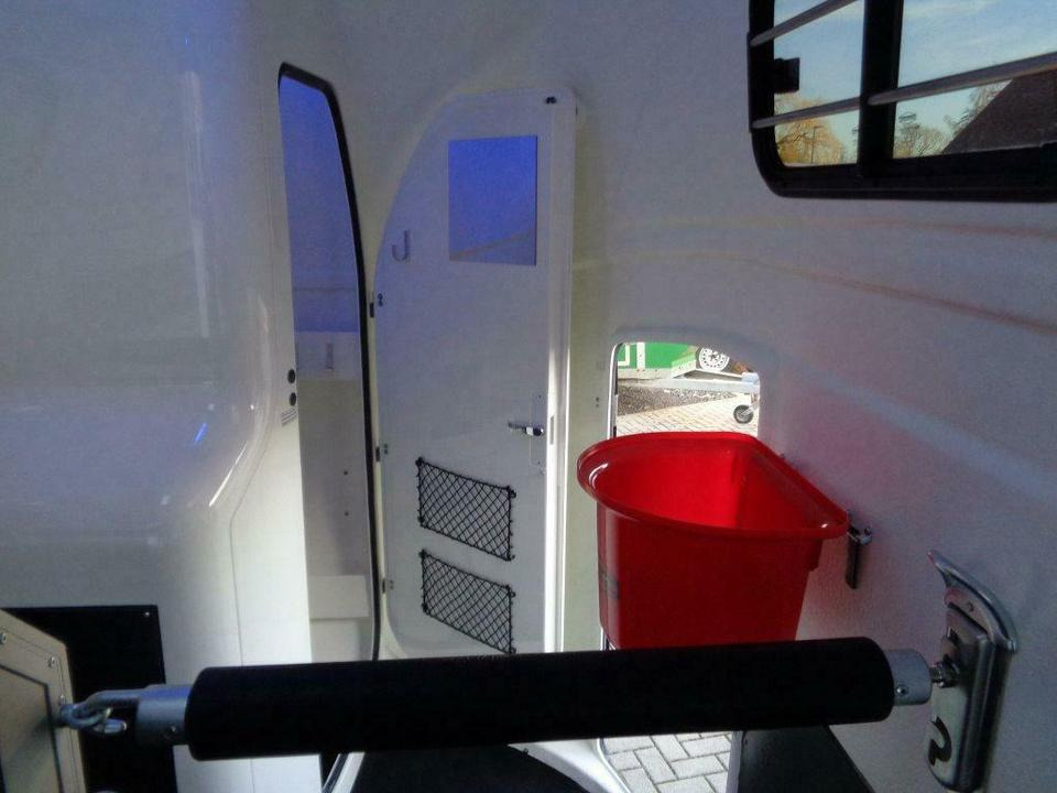 Zirgu piekabe Böckmann, Pferdeanhänger, Grand Master SR, 100 km/h, Videokamera: foto 12 Zirgu piekabe Böckmann, Pferdeanhänger, Grand Master SR, 100 km/h, Videokamera: foto 12