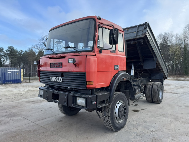 Iveco Magirus 180-23 (GRAND PONT / 4X4 / LAMES / POMPE MANUELLE) - Kravas automašīna pašizgāzējs: foto 1 Iveco Magirus 180-23 (GRAND PONT / 4X4 / LAMES / POMPE MANUELLE) - Kravas automašīna pašizgāzējs: foto 1