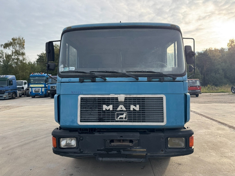 MAN 18.232 (12.000L / STEEL SUSPENSION / 6 CYLINDER WITH MANUAL PUMP) - Asenizācijas mašīna: foto 2 MAN 18.232 (12.000L / STEEL SUSPENSION / 6 CYLINDER WITH MANUAL PUMP) - Asenizācijas mašīna: foto 2