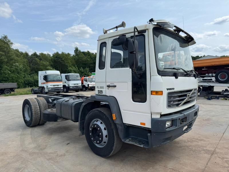 Volvo FL 6 - 220 (FULL STEEL SUSPENSION / MANUAL GEARBOX / PERFECT) - Šasija kravas automašīna: foto 3 Volvo FL 6 - 220 (FULL STEEL SUSPENSION / MANUAL GEARBOX / PERFECT) - Šasija kravas automašīna: foto 3