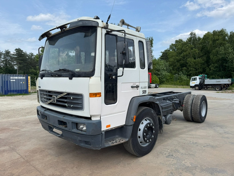 Šasija kravas automašīna Volvo FL 6 - 220 (FULL STEEL SUSPENSION / MANUAL GEARBOX / PERFECT): foto 1
