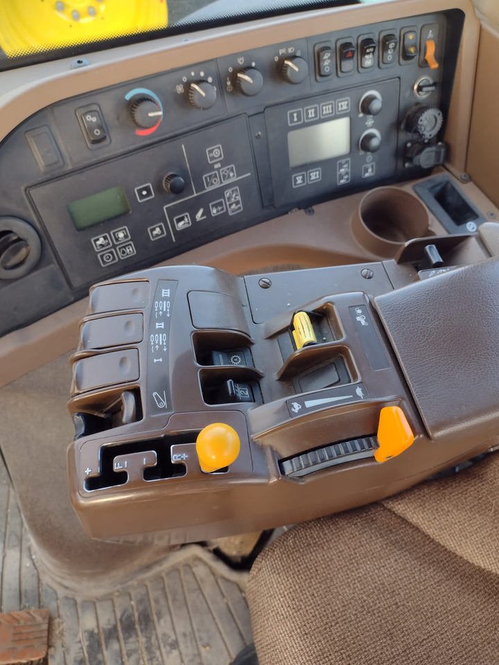 JOHN DEERE 8230 - Traktors: foto 4 JOHN DEERE 8230 - Traktors: foto 4