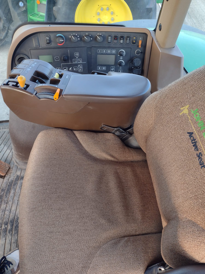 JOHN DEERE 8230 - Traktors: foto 5 JOHN DEERE 8230 - Traktors: foto 5