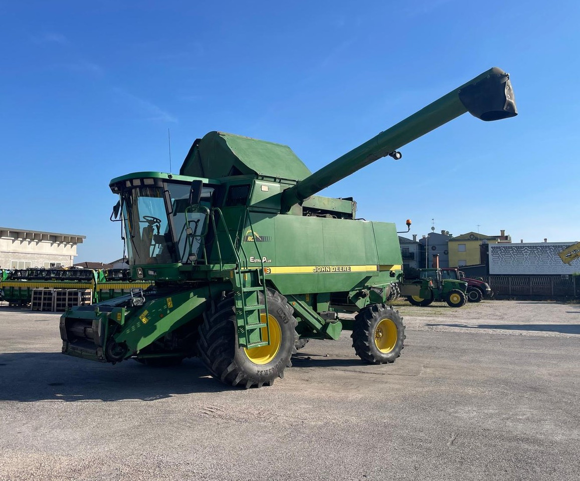 JOHN DEERE MIETITREBBIA CTS - Labības kombains: foto 1 JOHN DEERE MIETITREBBIA CTS - Labības kombains: foto 1