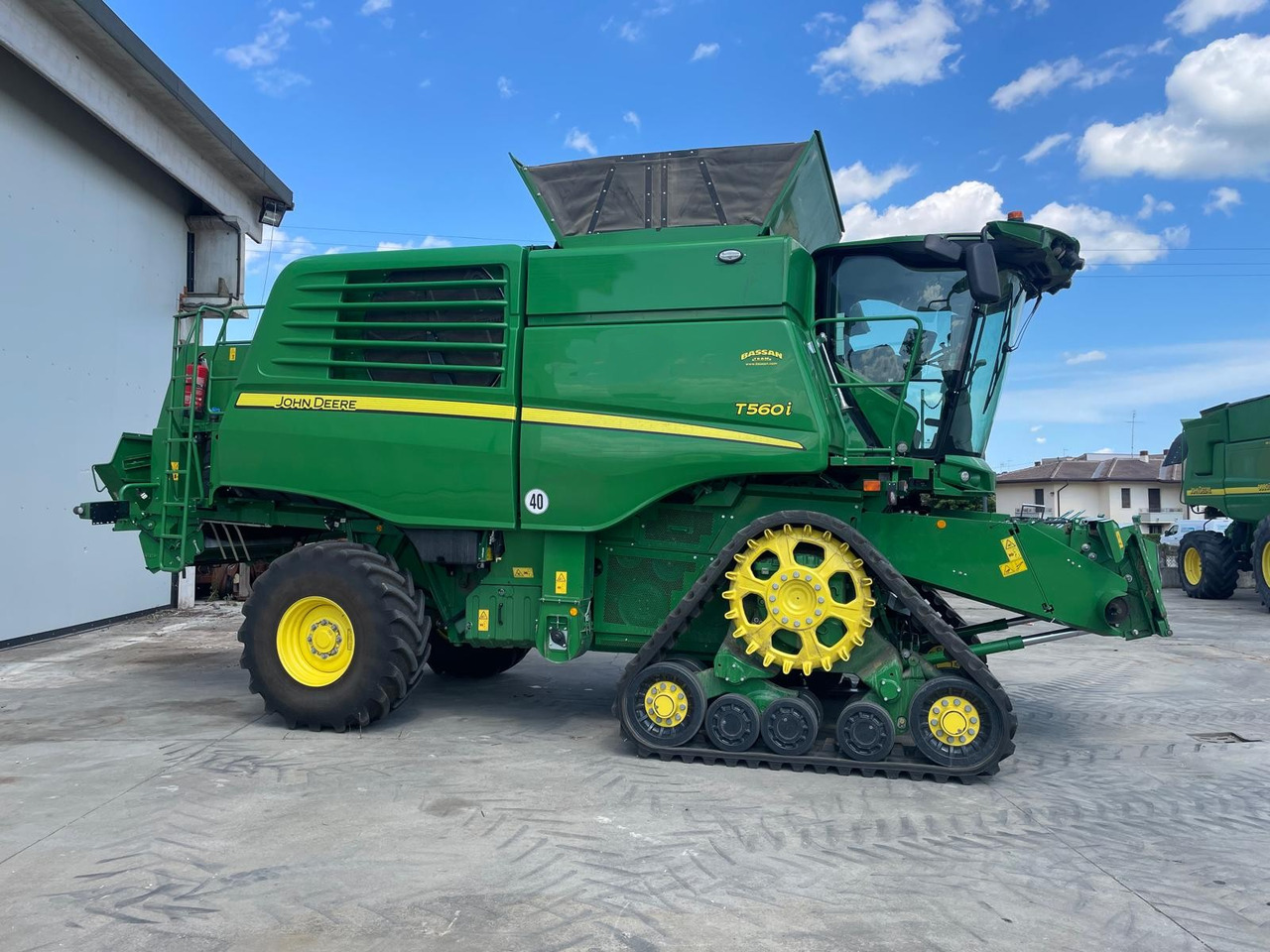 JOHN DEERE MIETITREBBIA T 560 - Labības kombains: foto 2 JOHN DEERE MIETITREBBIA T 560 - Labības kombains: foto 2