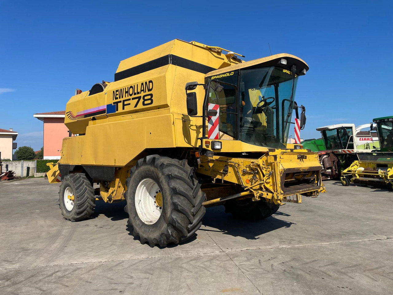 NEW HOLLAND MIETITREBBIA TF 78 - Labības kombains: foto 3 NEW HOLLAND MIETITREBBIA TF 78 - Labības kombains: foto 3