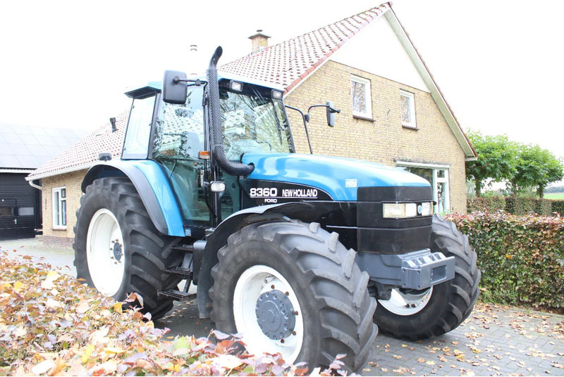 New Holland 8360 - Traktors: foto 1 New Holland 8360 - Traktors: foto 1