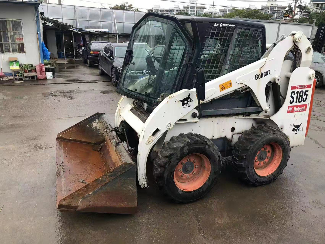 BOBCAT S185 - Kompaktiekrāvējs: foto 2 BOBCAT S185 - Kompaktiekrāvējs: foto 2
