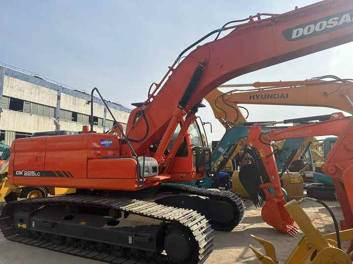 Doosan DX225LC Second-Hand Excavator | Korea Direct Import | 1-Year Warranty & Free Sea Shipping - Kāpurķēžu ekskavators: foto 4 Doosan DX225LC Second-Hand Excavator | Korea Direct Import | 1-Year Warranty & Free Sea Shipping - Kāpurķēžu ekskavators: foto 4