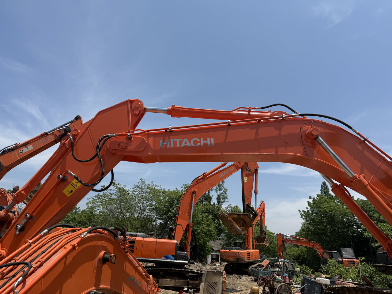 HITACHI Used 350-5g Excavator - Riteņu ekskavators: foto 1 HITACHI Used 350-5g Excavator - Riteņu ekskavators: foto 1