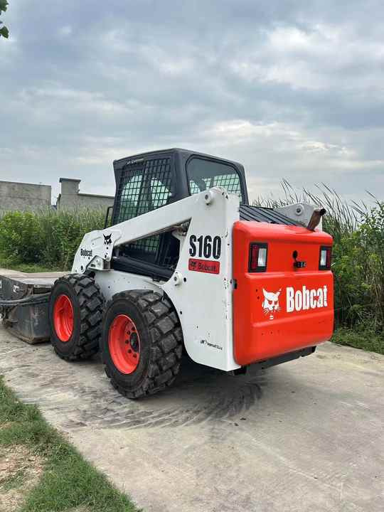 USED BOBCAT S160 Skid-steer Loader Bobcat S160 Carry Sweeper with Very Good Performance Is for Sale at a Low Price. - Kompaktiekrāvējs: foto 5 USED BOBCAT S160 Skid-steer Loader Bobcat S160 Carry Sweeper with Very Good Performance Is for Sale at a Low Price. - Kompaktiekrāvējs: foto 5