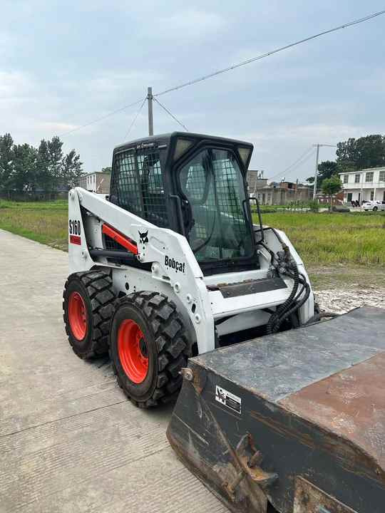 USED BOBCAT S160 Skid-steer Loader Bobcat S160 Carry Sweeper with Very Good Performance Is for Sale at a Low Price. - Kompaktiekrāvējs: foto 2 USED BOBCAT S160 Skid-steer Loader Bobcat S160 Carry Sweeper with Very Good Performance Is for Sale at a Low Price. - Kompaktiekrāvējs: foto 2