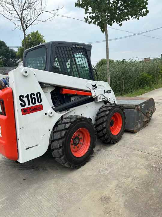 USED BOBCAT S160 Skid-steer Loader Bobcat S160 Carry Sweeper with Very Good Performance Is for Sale at a Low Price. - Kompaktiekrāvējs: foto 4 USED BOBCAT S160 Skid-steer Loader Bobcat S160 Carry Sweeper with Very Good Performance Is for Sale at a Low Price. - Kompaktiekrāvējs: foto 4