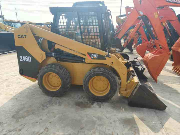 Used Front Loader Tractor CAT 246D Skid Steer Loader / Used Cat 226B 246C 246d Mini Skid Steer Loader in Stock - Kompaktiekrāvējs: foto 2 Used Front Loader Tractor CAT 246D Skid Steer Loader / Used Cat 226B 246C 246d Mini Skid Steer Loader in Stock - Kompaktiekrāvējs: foto 2