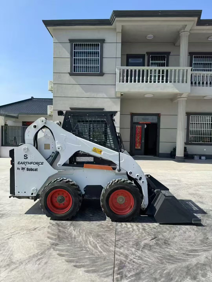 BOBCAT S180 - Kompaktiekrāvējs: foto 1 BOBCAT S180 - Kompaktiekrāvējs: foto 1