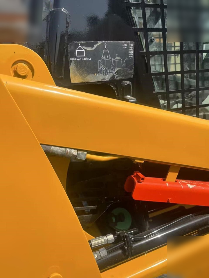 CATERPILLAR 226B3 - Kompaktiekrāvējs: foto 2 CATERPILLAR 226B3 - Kompaktiekrāvējs: foto 2