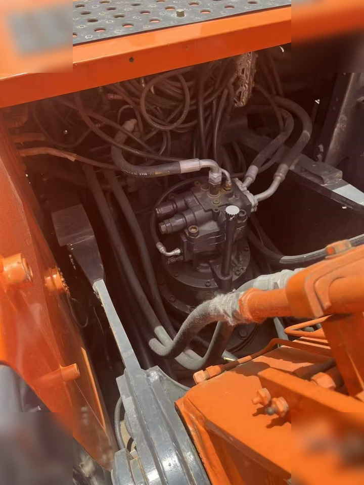 HITACHI ZX200 - Kāpurķēžu ekskavators: foto 4 HITACHI ZX200 - Kāpurķēžu ekskavators: foto 4
