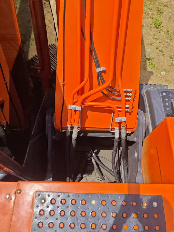 Hitachi ZX240-3G - Kāpurķēžu ekskavators: foto 2 Hitachi ZX240-3G - Kāpurķēžu ekskavators: foto 2