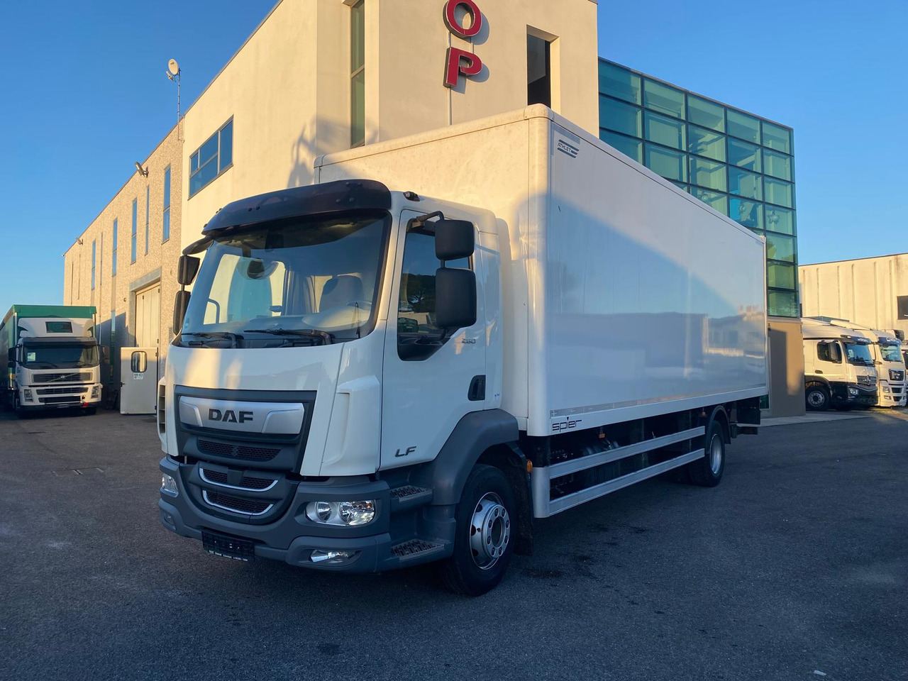 DAF LF 260 FA - Kravas automašīna ar slēgto virsbūvi: foto 1 DAF LF 260 FA - Kravas automašīna ar slēgto virsbūvi: foto 1