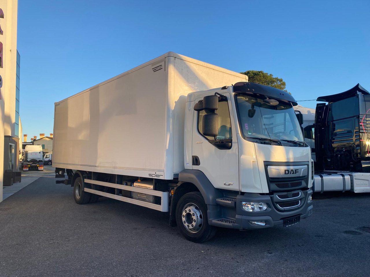 DAF LF 260 FA - Kravas automašīna ar slēgto virsbūvi: foto 4 DAF LF 260 FA - Kravas automašīna ar slēgto virsbūvi: foto 4