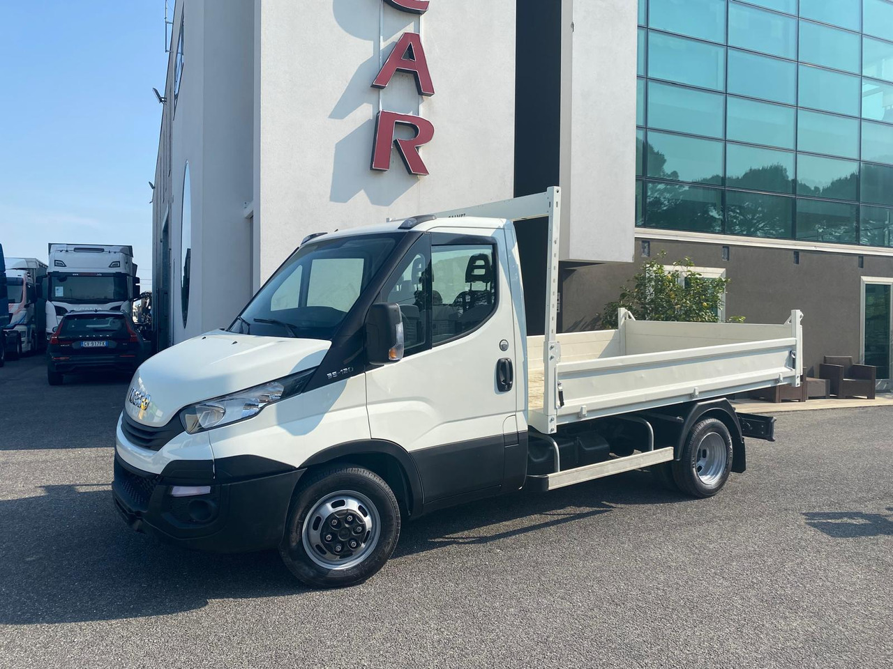 IVECO DAILY 35C12 - Komercauto pašizgāzējs: foto 2 IVECO DAILY 35C12 - Komercauto pašizgāzējs: foto 2