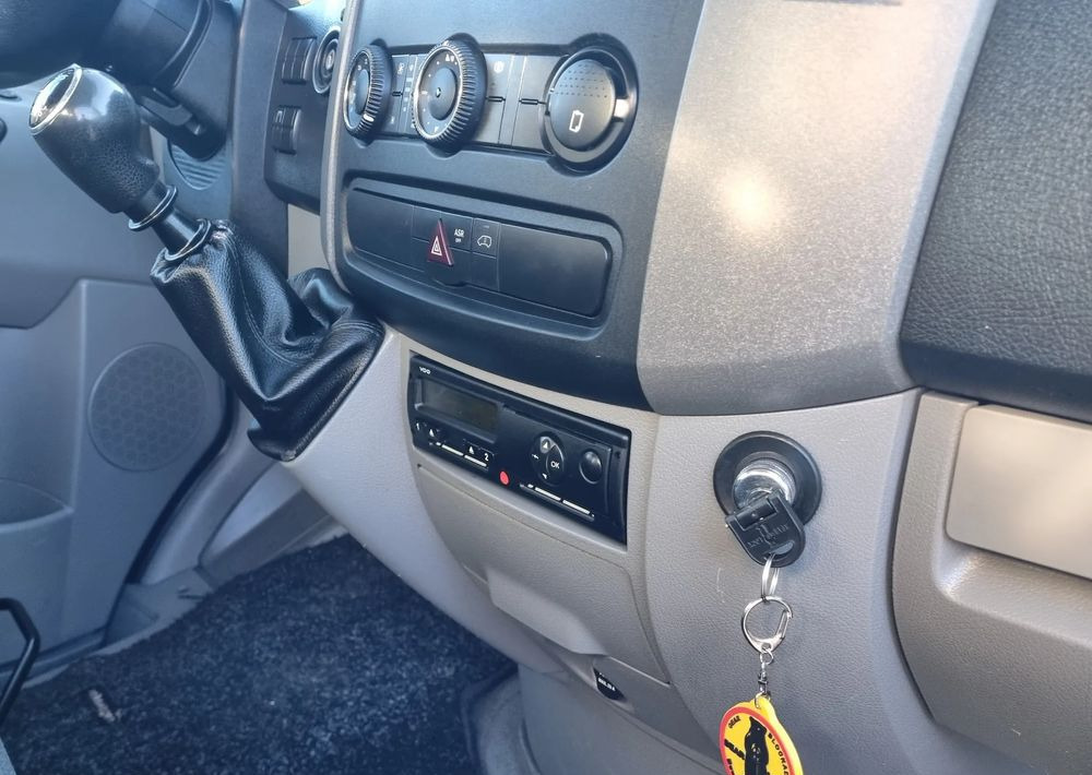 Furgons ar slēgtā virsbūve Volkswagen Crafter: foto 17