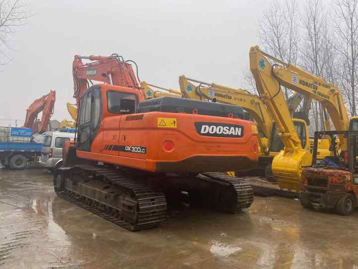 High Quality Doosan Big Size Excavator , Doosan 30ton Dx300lc Digging Machine , Doosan Excavator for Sale - Kāpurķēžu ekskavators: foto 4 High Quality Doosan Big Size Excavator , Doosan 30ton Dx300lc Digging Machine , Doosan Excavator for Sale - Kāpurķēžu ekskavators: foto 4