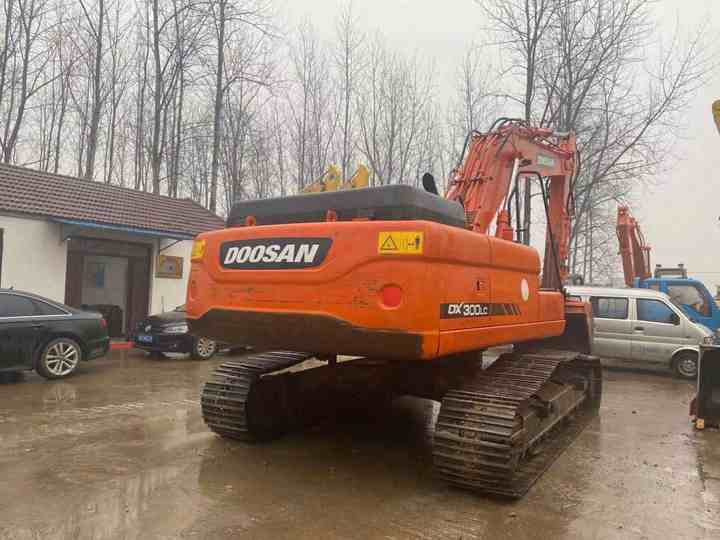 High Quality Doosan Big Size Excavator , Doosan 30ton Dx300lc Digging Machine , Doosan Excavator for Sale - Kāpurķēžu ekskavators: foto 5 High Quality Doosan Big Size Excavator , Doosan 30ton Dx300lc Digging Machine , Doosan Excavator for Sale - Kāpurķēžu ekskavators: foto 5