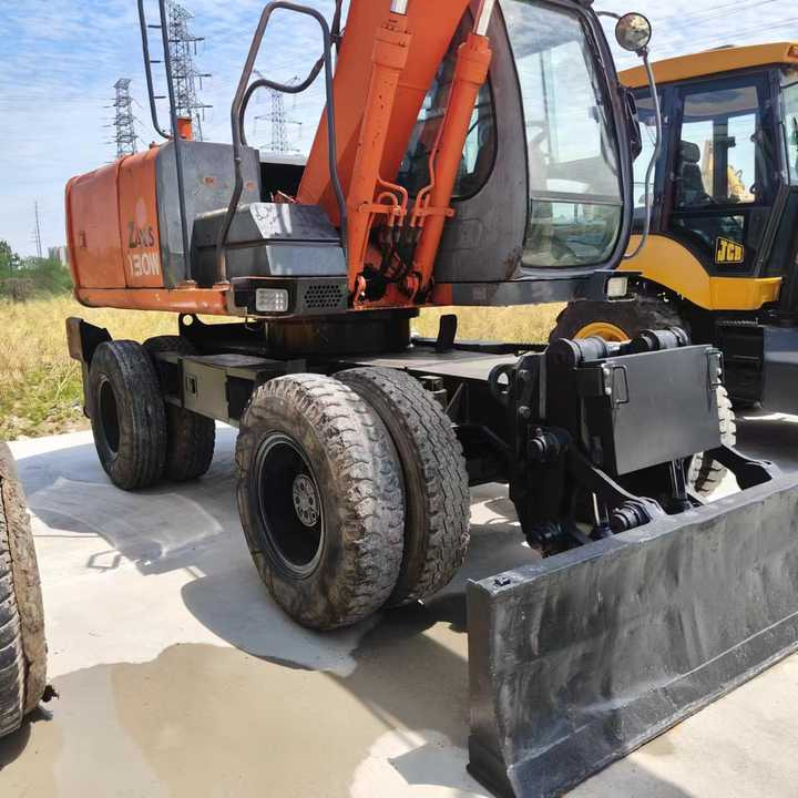 Used Japan Original Brand Hitachi Zx 130w Wheel Excavator Hitachi Zx120 130 200 Excavator for Sale - Riteņu ekskavators: foto 1 Used Japan Original Brand Hitachi Zx 130w Wheel Excavator Hitachi Zx120 130 200 Excavator for Sale - Riteņu ekskavators: foto 1