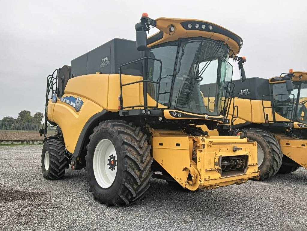 New Holland CR 7.90 - Labības kombains: foto 1 New Holland CR 7.90 - Labības kombains: foto 1