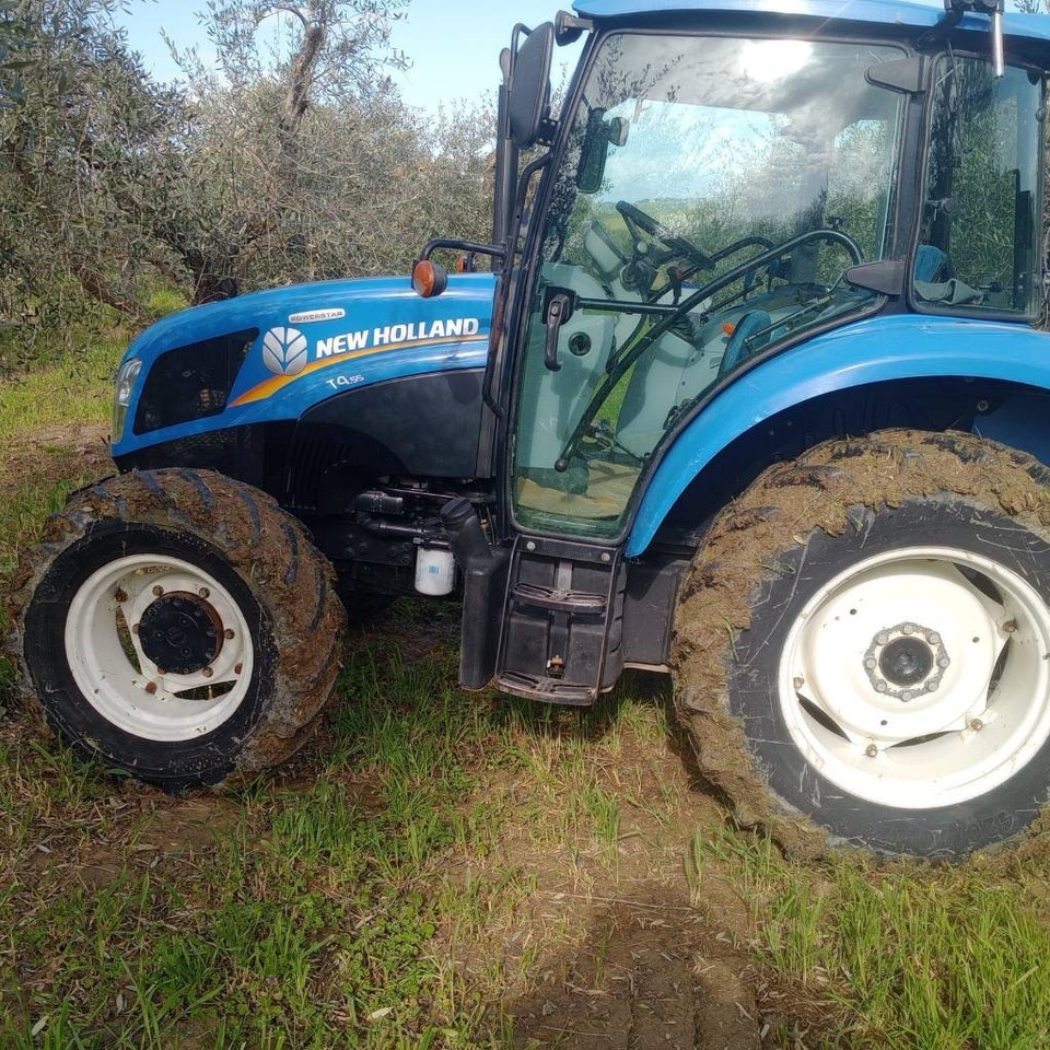New Holland T 4.55 - Traktors: foto 2 New Holland T 4.55 - Traktors: foto 2