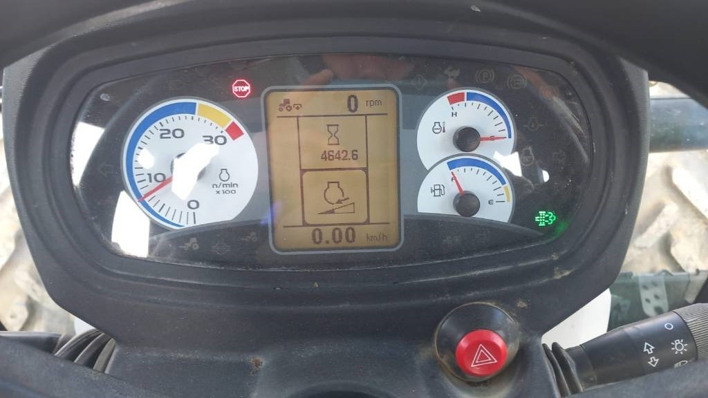New Holland T 4.85 - Traktors: foto 2 New Holland T 4.85 - Traktors: foto 2