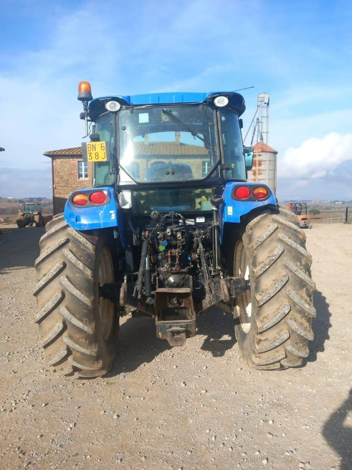 New Holland T 4.85 - Traktors: foto 4 New Holland T 4.85 - Traktors: foto 4