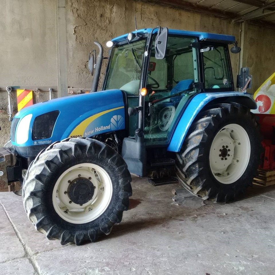 New Holland T 5050 - Traktors: foto 1 New Holland T 5050 - Traktors: foto 1