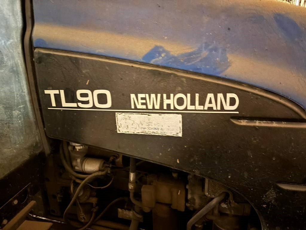 New Holland TL 90 - Traktors: foto 2 New Holland TL 90 - Traktors: foto 2