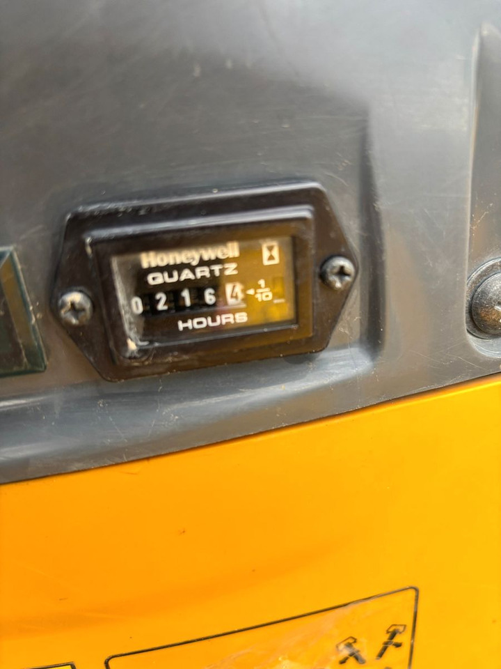 Komatsu PC09-1 - Mini-ekskavators: foto 3 Komatsu PC09-1 - Mini-ekskavators: foto 3