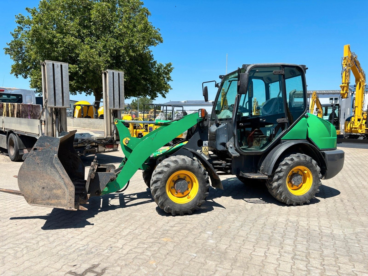 Komatsu WA70-5 - Riteņu iekrāvējs: foto 1 Komatsu WA70-5 - Riteņu iekrāvējs: foto 1