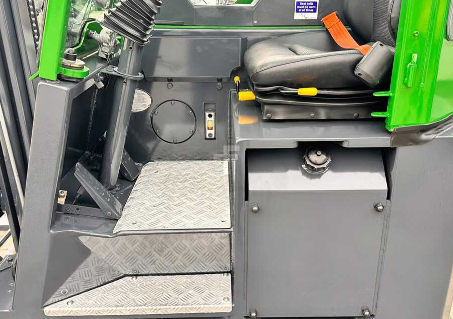 Combilift C2500CB / TRIPLEX / DIESEL / 4900MM / FREE LIFT / POSITIONER 1720MM / LIKE NEW - Četru pušu autokrāvējs: foto 3 Combilift C2500CB / TRIPLEX / DIESEL / 4900MM / FREE LIFT / POSITIONER 1720MM / LIKE NEW - Četru pušu autokrāvējs: foto 3