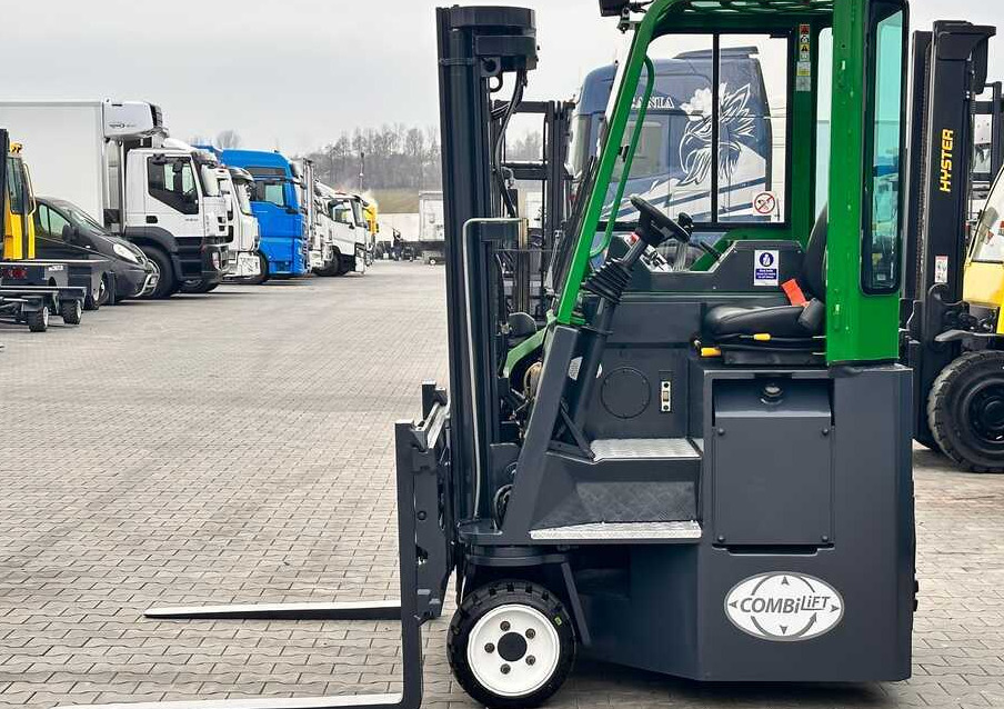Combilift C2500CB / TRIPLEX / DIESEL / 4900MM / FREE LIFT / POSITIONER 1720MM / LIKE NEW - Četru pušu autokrāvējs: foto 2 Combilift C2500CB / TRIPLEX / DIESEL / 4900MM / FREE LIFT / POSITIONER 1720MM / LIKE NEW - Četru pušu autokrāvējs: foto 2
