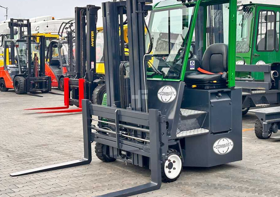 Combilift C2500CB / TRIPLEX / DIESEL / 4900MM / FREE LIFT / POSITIONER 1720MM / LIKE NEW - Četru pušu autokrāvējs: foto 1 Combilift C2500CB / TRIPLEX / DIESEL / 4900MM / FREE LIFT / POSITIONER 1720MM / LIKE NEW - Četru pušu autokrāvējs: foto 1