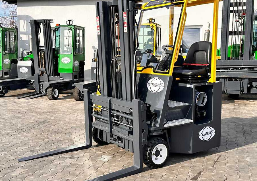 Combilift C3000CB / GAS / TRIPLEX / 4900MM / FREE LIFT / FORK POSITIONER / SIC3000CB / GAS / TRIPLEX / 4900MM / FREE LIFT / FORK POSITIONER / SIDE SHIFT / LIKE NEWDE SHIFT / LIKE NEW - Četru pušu autokrāvējs: foto 1 Combilift C3000CB / GAS / TRIPLEX / 4900MM / FREE LIFT / FORK POSITIONER / SIC3000CB / GAS / TRIPLEX / 4900MM / FREE LIFT / FORK POSITIONER / SIDE SHIFT / LIKE NEWDE SHIFT / LIKE NEW - Četru pušu autokrāvējs: foto 1