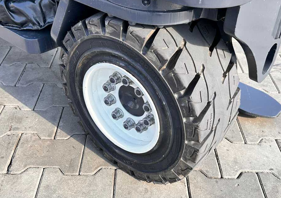 Combilift C4000 / TRIPLEX / 4900MM / GAS / FREE LIFT / FORK SIDE SHIFT / LIKE NEW - Četru pušu autokrāvējs: foto 5 Combilift C4000 / TRIPLEX / 4900MM / GAS / FREE LIFT / FORK SIDE SHIFT / LIKE NEW - Četru pušu autokrāvējs: foto 5