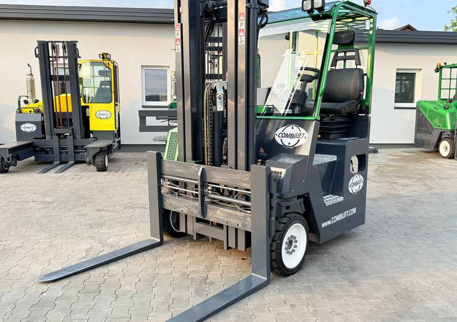 Combilift C4000CB / TRIPLEX - 5200MM / LPG / FREE LIFT / FORK POSITIONER / FORK SIDESHIFT / HEIGHT 2450MM / LIKE NEW - Četru pušu autokrāvējs: foto 1 Combilift C4000CB / TRIPLEX - 5200MM / LPG / FREE LIFT / FORK POSITIONER / FORK SIDESHIFT / HEIGHT 2450MM / LIKE NEW - Četru pušu autokrāvējs: foto 1