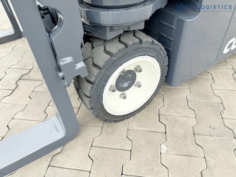 Combilift Combilift CBE2500 / TRIPLEX / 5500MM / FREE LIFT / ELECTRIC DRIVE / ONLY 2300 MTH / FORK POSITIONER / SIDE SHIFT / NEW TYRES / L - Četru pušu autokrāvējs: foto 4 Combilift Combilift CBE2500 / TRIPLEX / 5500MM / FREE LIFT / ELECTRIC DRIVE / ONLY 2300 MTH / FORK POSITIONER / SIDE SHIFT / NEW TYRES / L - Četru pušu autokrāvējs: foto 4