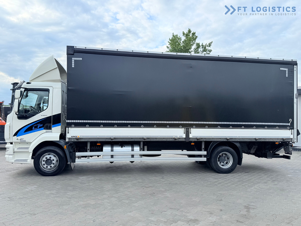 DAF LF 260 FA / AUTOMATIC / 9,255 kg PAYLOAD / 4x2 / 18 PALLETS / TAIL LIFT / SIDE BOARDS / EXCELLENT CONDITION! - Kravas automašīna ar tentu: foto 4 DAF LF 260 FA / AUTOMATIC / 9,255 kg PAYLOAD / 4x2 / 18 PALLETS / TAIL LIFT / SIDE BOARDS / EXCELLENT CONDITION! - Kravas automašīna ar tentu: foto 4