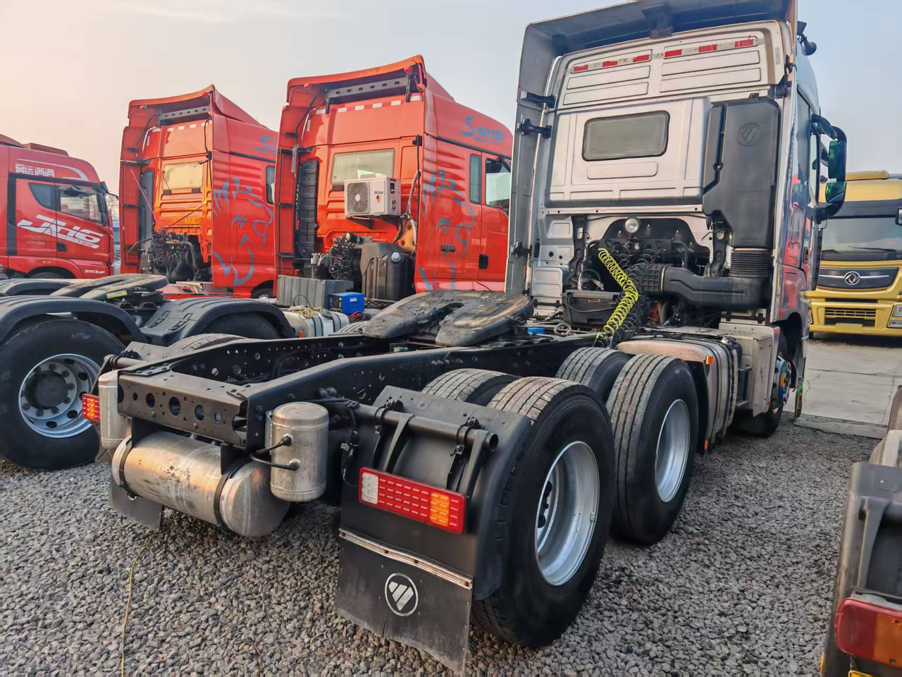 AUMAN 560HP - Puspiekabe pašizgāzējs: foto 4 AUMAN 560HP - Puspiekabe pašizgāzējs: foto 4