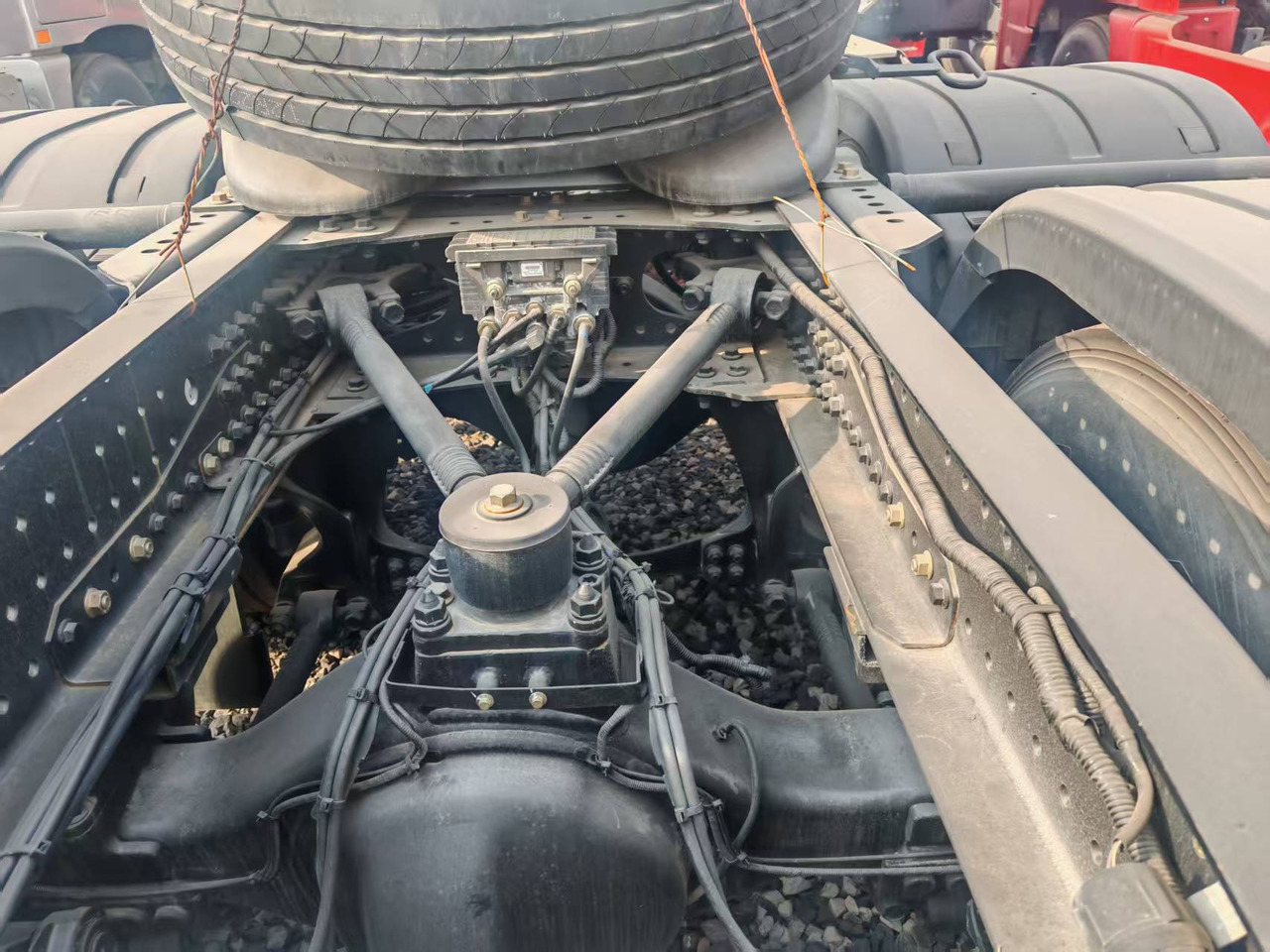 Auman 6×4 - Puspiekabe pašizgāzējs: foto 3 Auman 6×4 - Puspiekabe pašizgāzējs: foto 3