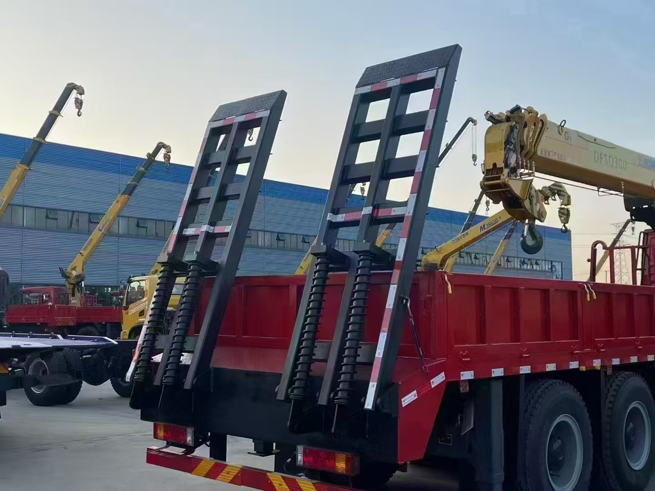 Delong Delong M3000,XCMG DFSQ 300 - Kravas auto ar manipulatoru: foto 1 Delong Delong M3000,XCMG DFSQ 300 - Kravas auto ar manipulatoru: foto 1